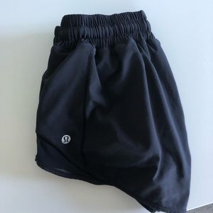 Lululemon black size 6 2.5inch hotty hot shorts